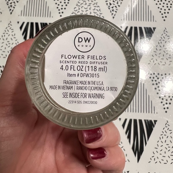 DW Home Flower Fields Reed Diffuser - Picture 2 of 3